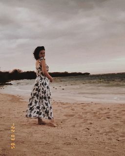 Klara Castanho feet photo thumbnail