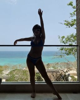 Klara Castanho feet photo thumbnail