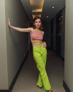 Klara Castanho feet photo thumbnail