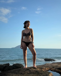 Klara Castanho feet photo thumbnail