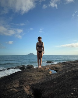 Klara Castanho feet photo thumbnail