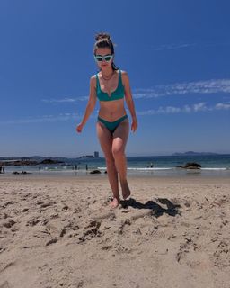 Klara Castanho feet photo thumbnail