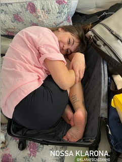 Klara Castanho feet photo thumbnail
