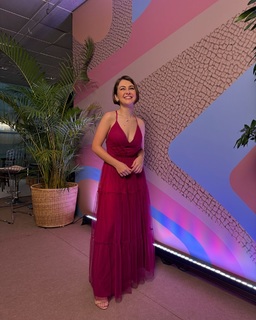 Klara Castanho feet photo thumbnail