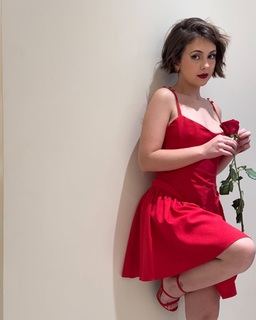 Klara Castanho feet photo thumbnail