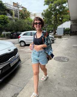 Klara Castanho feet photo thumbnail