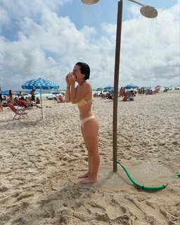 Klara Castanho feet photo thumbnail