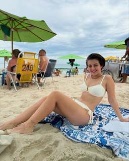 Klara Castanho feet photo thumbnail