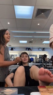 Klara Castanho feet photo thumbnail