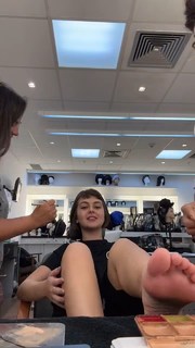 Klara Castanho feet photo thumbnail