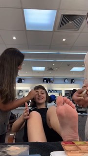 Klara Castanho feet photo thumbnail