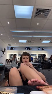 Klara Castanho feet photo thumbnail