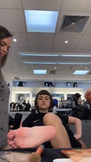 Klara Castanho feet photo thumbnail