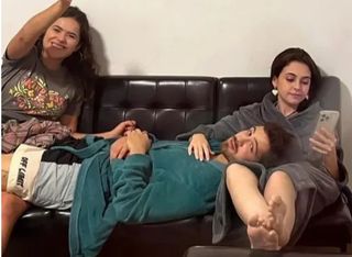 Klara Castanho feet photo thumbnail