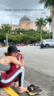 Klara Castanho feet photo thumbnail