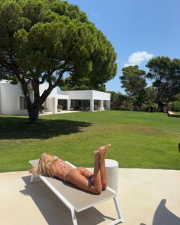 Klara Hellqvist feet photo thumbnail
