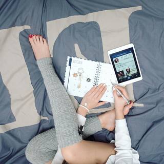 Klaudia Halejcio feet photo thumbnail