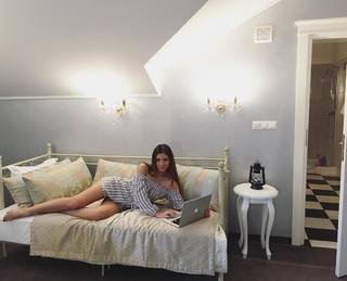 Klaudia Halejcio feet photo thumbnail