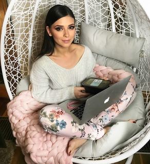 Klaudia Halejcio feet photo thumbnail