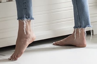 Klaudia Halejcio feet photo thumbnail