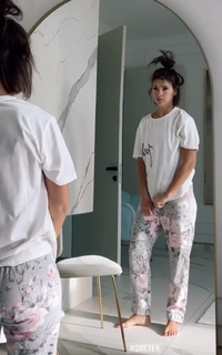 Klaudia Halejcio feet photo thumbnail