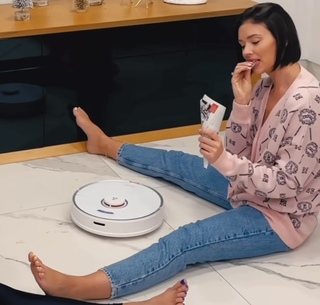 Klaudia Halejcio feet photo thumbnail