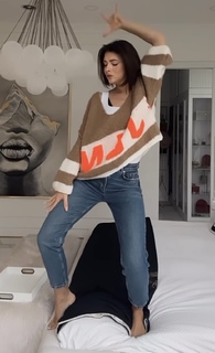 Klaudia Halejcio feet photo thumbnail