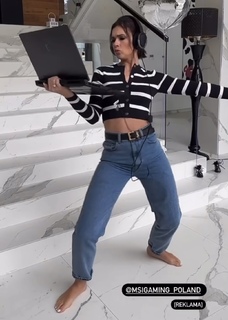 Klaudia Halejcio feet photo thumbnail