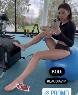 Klaudia Halejcio feet photo thumbnail