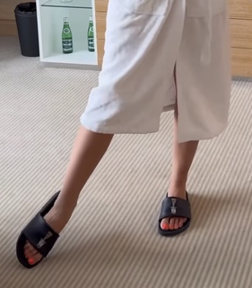 Klaudia Halejcio feet photo thumbnail