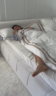 Klaudia Halejcio feet photo thumbnail