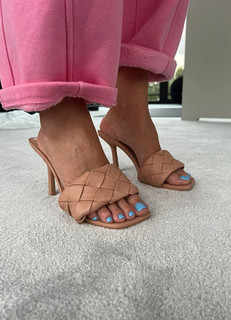 Klaudia Halejcio feet photo thumbnail