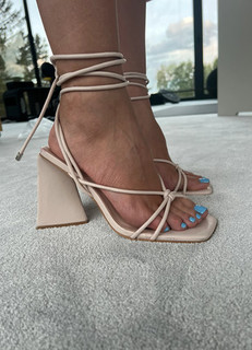 Klaudia Halejcio feet photo thumbnail