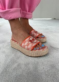 Klaudia Halejcio feet photo thumbnail