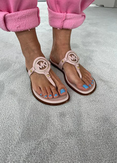 Klaudia Halejcio feet photo thumbnail
