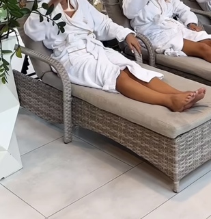 Klaudia Halejcio feet photo thumbnail