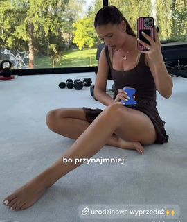 Klaudia Halejcio feet photo thumbnail