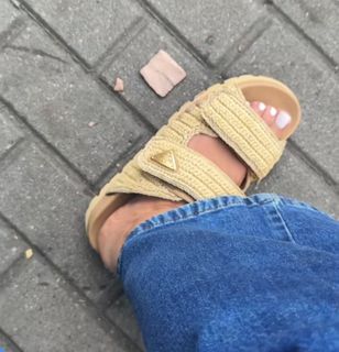 Klaudia Halejcio feet photo thumbnail