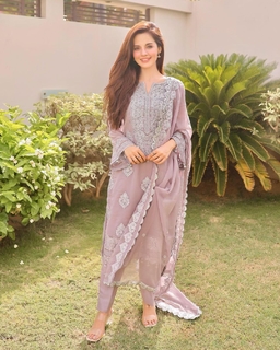 Komal Meer feet photo 17