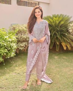 Komal Meer feet photo 12