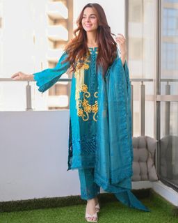 Komal Meer feet photo 7