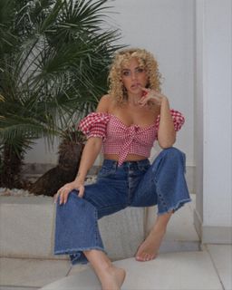 Konnie Metaxa feet photo 9