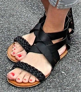 Korie Robertson feet photo thumbnail