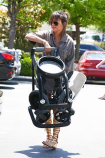 Kourtney Kardashian feet photo thumbnail