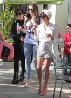 Kourtney Kardashian feet photo thumbnail