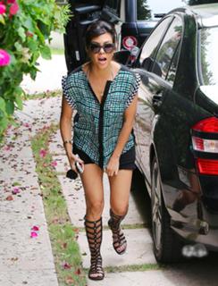 Kourtney Kardashian feet photo thumbnail