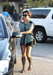 Kourtney Kardashian feet photo thumbnail