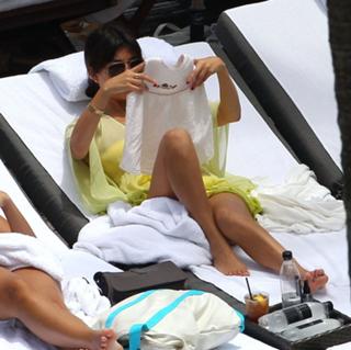 Kourtney Kardashian feet photo thumbnail