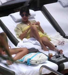 Kourtney Kardashian feet photo thumbnail