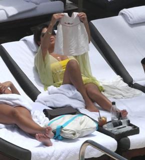 Kourtney Kardashian feet photo thumbnail